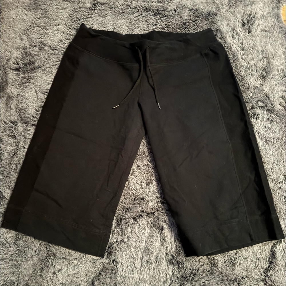 Lululemon Shorts Wide Leg Gaucho Mint Condition Size 6 Black Vintage Retro